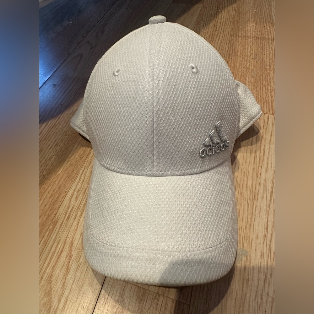 Adidas White Cap
Size small
Men’s